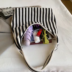 Grand sac cabas en toile à rayures noires et blanches avec une capacité de rangement