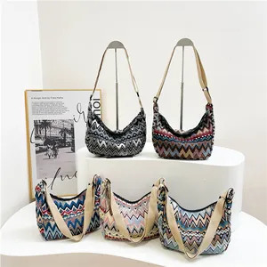 Borsa hobo etnica in tela stile boho in cinque colori con tracolla larga regolabile