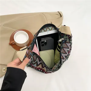 Grande borsa a tracolla in tela con motivo a zig-zag colorato per il pendolare quotidiano