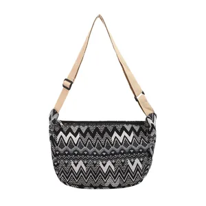 Borsa a tracolla in tela con motivo a zigzag bohémien e tracolla regolabile beige