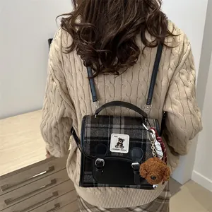 Mini zaino a quadri stile britannico con patta in pelle e ciondolo a forma di cucciolo