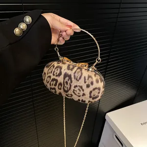 Pochette ovale leopardata con manico rotondo dorato e tracolla a catena donna