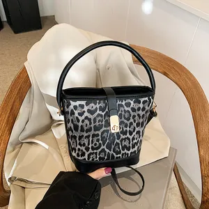 Detail der Bucket Bag mit Leopardenmuster, schwarzen Ledergriffen und goldenem Schloss