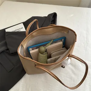 Borsa tote marrone capiente per contenere tablet, ombrello e accessori quotidiani