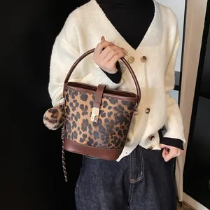 Mode Leopardenmuster Beuteltasche Damen PU Leder Umhängetasche Mit Plüschball Anhänger Urban Casual Schultertasche