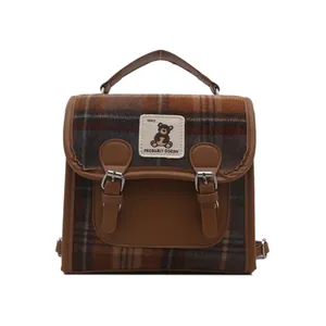 Zaino vintage da donna in lana a quadri con finiture in pelle marrone e patch