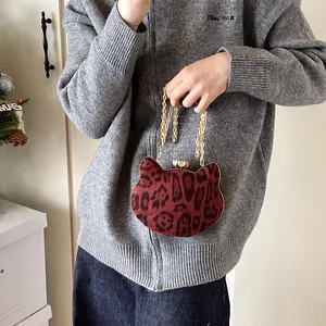 Detail der roten Eulen-Tasche mit Leopardenmuster, Goldkette und Kugelverschluss