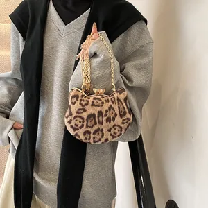 Detail der Katzen-Minitasche mit Leopardenmuster, Goldkette und Metallverschluss