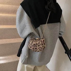 Schicke katzenförmige Umhängetasche mit Leopardenmuster und goldener Kettenriemen