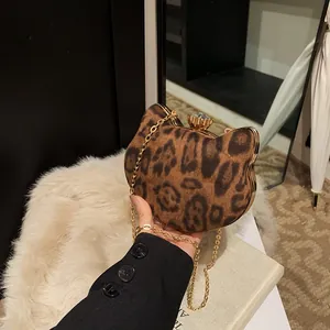 Details einer Katzen-Abendtasche mit Leopardenmuster, Goldkette und Juwelenverschluss
