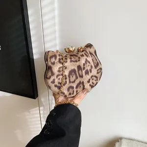 Detail der Katzenhandtasche mit Leopardenmuster, Kristallschnalle und goldener Kette
