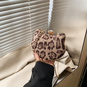 Detail der Handtasche mit Leopardenmuster, Katzenohren und goldenem Kristallverschluss