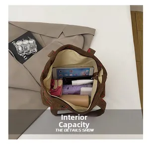 Vue détaillée du grand sac cabas en velours côtelé montrant le rangement des accessoires