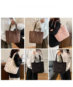 Photos détaillées de sacs fourre-tout en velours côtelé avec imprimé cerise