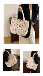Détails du sac fourre-tout en velours côtelé avec imprimé cerise et grande bandoulière