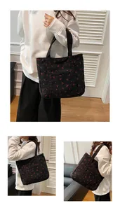 Détails du sac cabas en velours côtelé avec motifs cerises et poche avant pratique