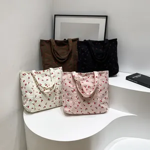Détail des sacs cabas en velours côtelé avec imprimés cerises en blanc, rose, marron et noir