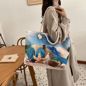 Détail du grand sac de plage en toile avec anses en corde et imprimé numérique de bord de mer