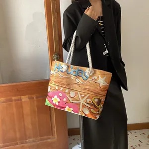 Détail d'un grand sac cabas en toile avec imprimé Holiday et poignées en corde de coton