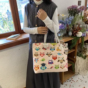 Détail du sac fourre-tout en toile à motif de hibou avec poignées en corde de coton épaisses
