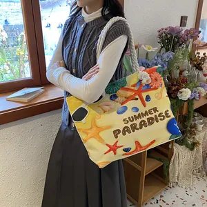 Détail d'un cabas en toile avec imprimé Summer Paradise et anses épaisses en corde de coton