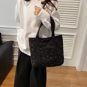 Grand sac cabas en velours côtelé noir avec imprimé cerises rouges et poche avant pratique
