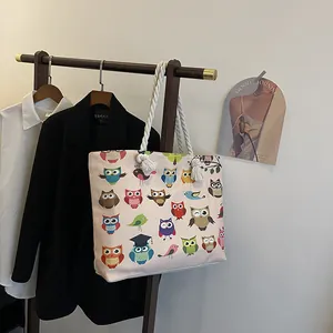 Détail du sac fourre-tout rose avec motifs de hiboux colorés et poignée en corde