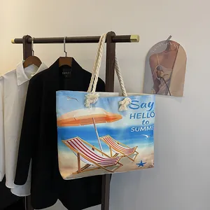 Détail du sac de plage en toile avec poignées en corde épaisse et motif estival