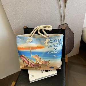 Détail du sac de plage en toile avec imprimé d'été et poignées en corde robuste