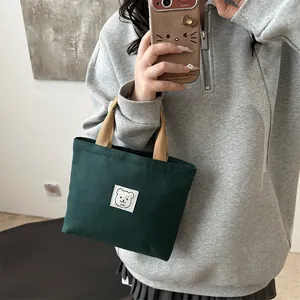 Sac cabas en toile vert foncé avec étiquette d'ours et anses kaki pour le quotidien