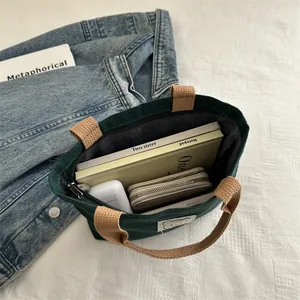 Sac cabas en toile vert foncé avec écusson ours et intérieur spacieux pour livres