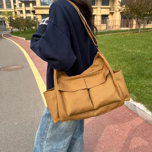 Grande borsa a tracolla in tela marrone con tracolla regolabile e quattro tasche per campus