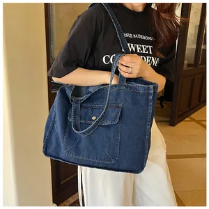 Detailansicht der großen blauen Denim-Tragetasche mit praktischer Vordertasche und Metallschnalle