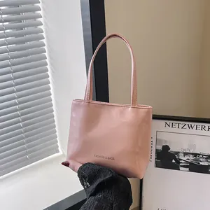 Mini borsa rosa lucida con logo Fashion & Bags e dettagli della trama in pelle