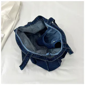 Details zur Innenseite der Denim-Einkaufstasche mit Reißverschluss und Innentasche