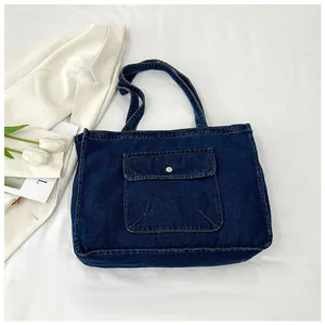 Detailansicht der dunkelblauen Denim-Tragetasche mit Fronttasche und sauberen Nähten