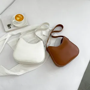 Franse stijl zadeltassen in crème en mocha met koffie voor een minimalistische esthetiek