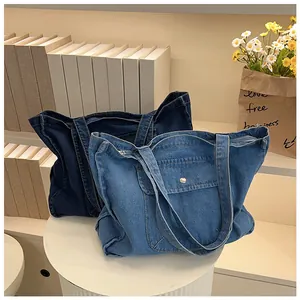 Detailansicht von Denim-Tragetaschen mit Vordertaschen in einer gemütlichen Umgebung