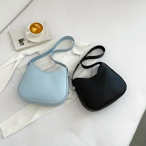 Minimalistische lichtblauwe en zwarte zadeltassen met koffie en gebreide kleding