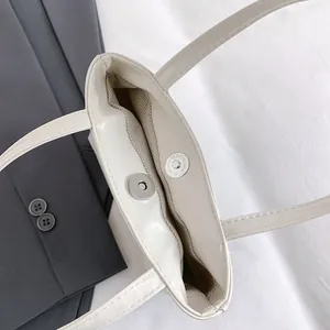 Elegante borsa a mano bianco crema con chiusura magnetica e finitura in ecopelle martellata