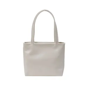 Borsa a mano minimalista in ecopelle bianco crema con manici sottili e stampa moda