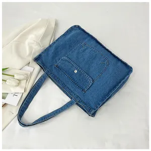 Detailansicht der dunkelblauen Denim-Einkaufstasche mit silberner Knopftasche auf Canvas