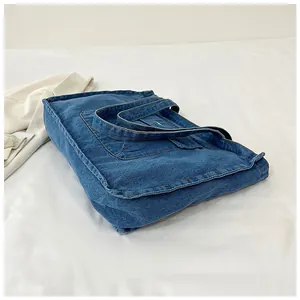 Detailansicht der gewaschenen Denim-Tragetasche mit Vordertasche und langen Griffen