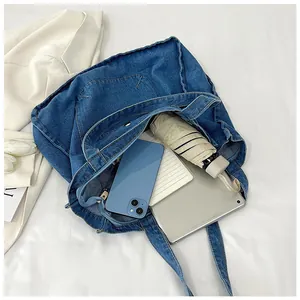 Detail der geräumigen blauen Denim-Tasche mit viel Stauraum für den täglichen Bedarf