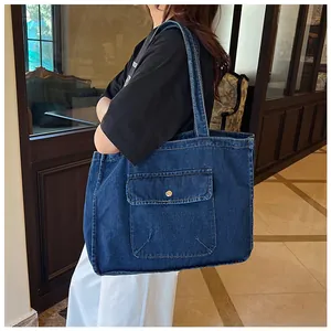 Große dunkelblaue Denim-Tragetasche mit Knopf-Vordertasche für den täglichen Pendler