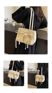 Détail du sac cabas crème avec de grands nœuds décoratifs et texture plissée élégante