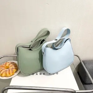 Franse minimalistische zadeltassen in pastelgroen en blauw van imitatieleder
