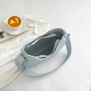 Lichtblauwe minimalistische hobo-tas met ruime binnenkant en zilveren hardware-accenten
