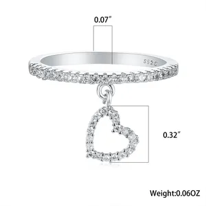 Dettaglio dell'anello in argento sterling S925 con ciondolo a cuore e micro intarsio