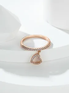 Dettaglio dell'anello in argento S925 oro rosa con ciondolo a cuore e zirconi